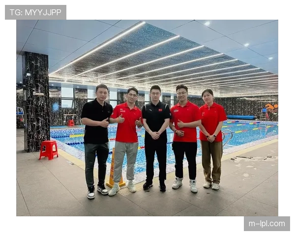 中国跳水队赛后发布会展现冠军风采 记者自发鼓掌致敬拼搏精神